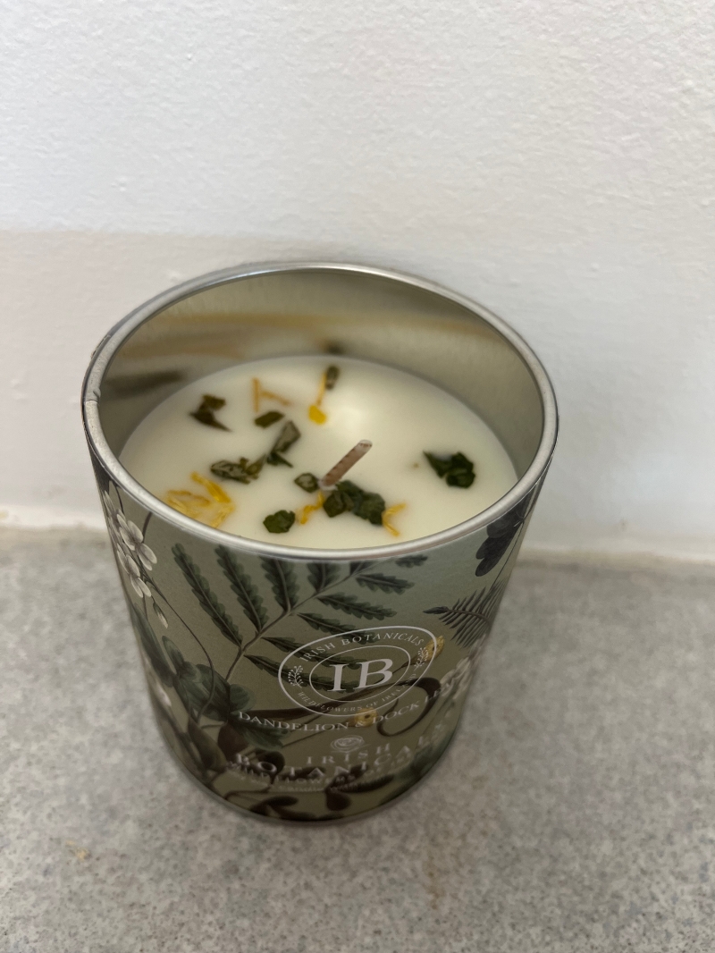 Dandelion and Dock Leaf tin candle