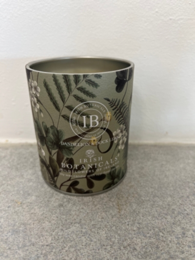 Dandelion and Dock Leaf tin candle